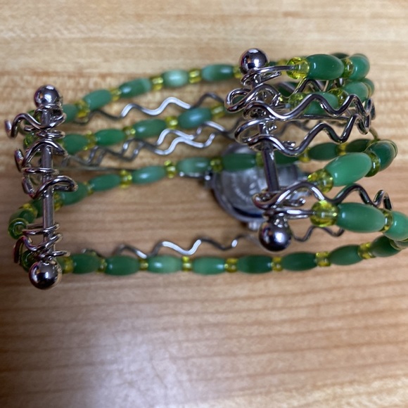 Vintage watch green beaded with silvertone. - Picture 3 of 4